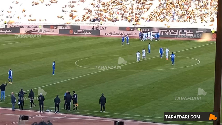 اعتراض شدید مازیار زارع، سرمربی ملوان به کارت زرد دوم و اخراج مجید عیدی مقابل استقلال / فیلم
