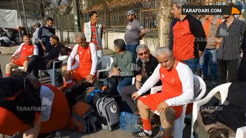اعتراض بازیکنان پرسپولیس به داور بازی؛ فرشاد پیوس: داور شب ها فوتبال نگاه نمیکنه یکم یاد بگیره! / فیلم