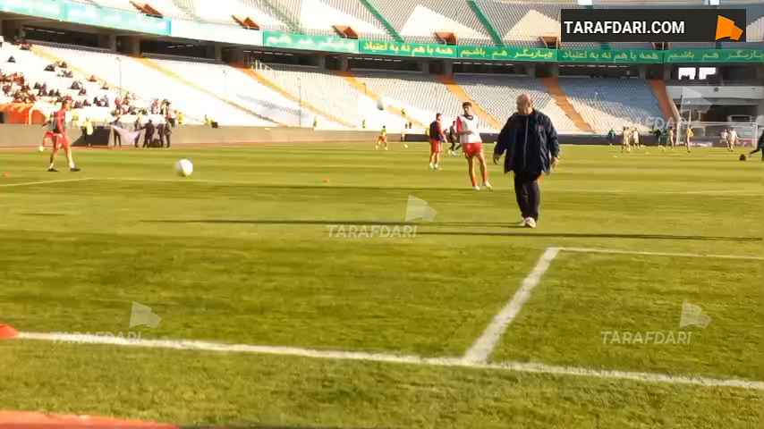 گرم کردن بازیکنان تیم پرسپولیس پیش از شروع بازی با نفت مسجد سلیمان / فیلم
