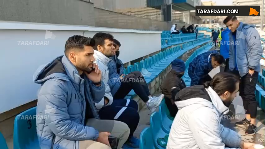 مهدی مهدی پور، بازیکن مصدوم استقلال از روی سکو نظاره گر بازی است / فیلم