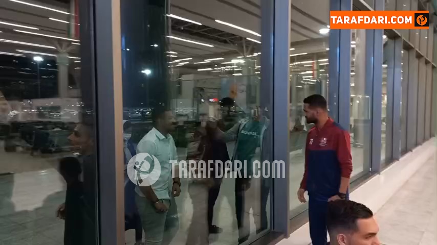 سلفی جالب هواداران با مسعود شجاعی از پشت  شیشه سالن فرودگاه کرمان / فیلم