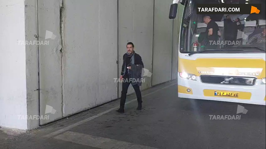 ورود تیم فوتبال پرسپولیس به ورزشگاه آزادی برای تقابل با نفت مسجد سلیمان / فیلم