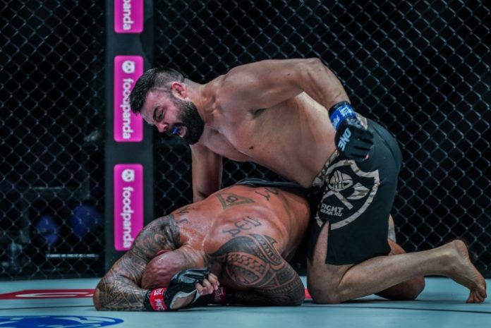 کولاک علی اکبری در قفس/ بزرگترین پیروزی غول ایرانی در MMA