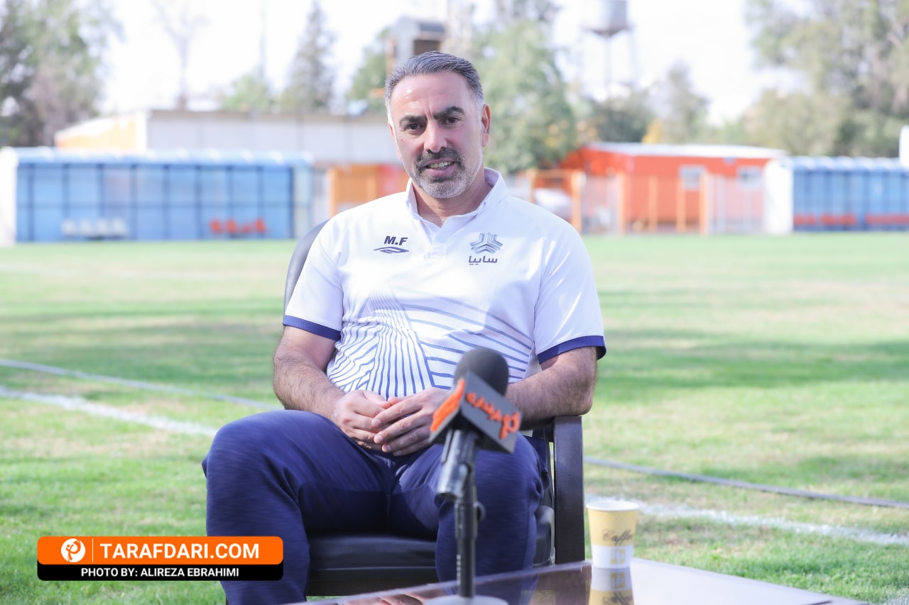 محمود فکری مقابل دوربین طرفداری: به جای استفاده از دانش مربیان خارجی، آنها در ما غرق میشوند!