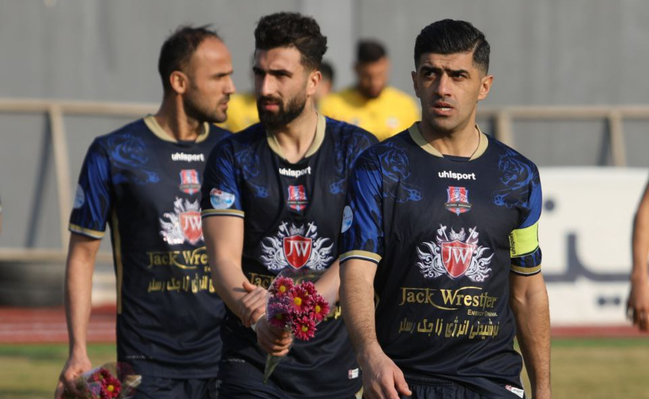 نساجی با این بنر وارد زمین می شود؛ خوی تنها نیست + عکس