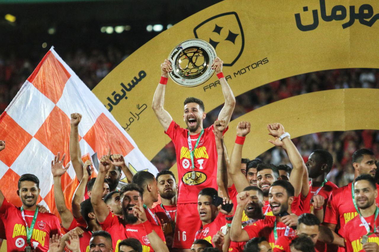 جام قهرمانی پرسپولیس در قهوه خانه + فیلم