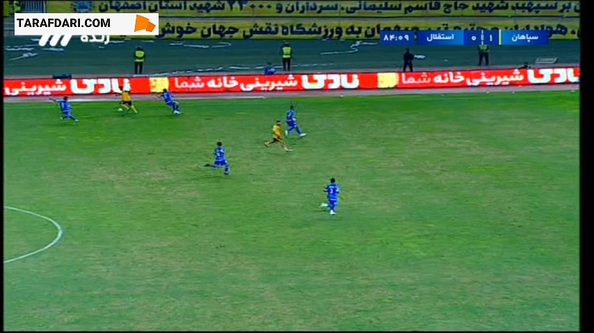 اخراج فرشاد احمدزاده به دلیل دریافت کارت زرد دوم پس از اعتراض به داور (سپاهان 1-0 استقلال)