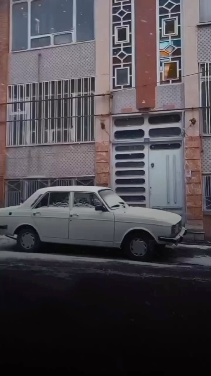 این موزیک زمستان سال ۷۸ از شبکه دو موقع بارش برف و بارون پخش میشد...همه تصاویر هم از شهرهای مختلف ایران بود که همزمان یا برفی بودن یا بارونی.. کیا یادشون میاد؟؟ سال ۷۸ چند سالت بود؟