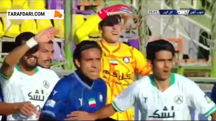 پرتاب اوت عجیب در فوتبال ایران؛ توپ نادر محمدی به تیر دروازه گل گهر برخورد کرد و به زمین بازگشت / فیلم