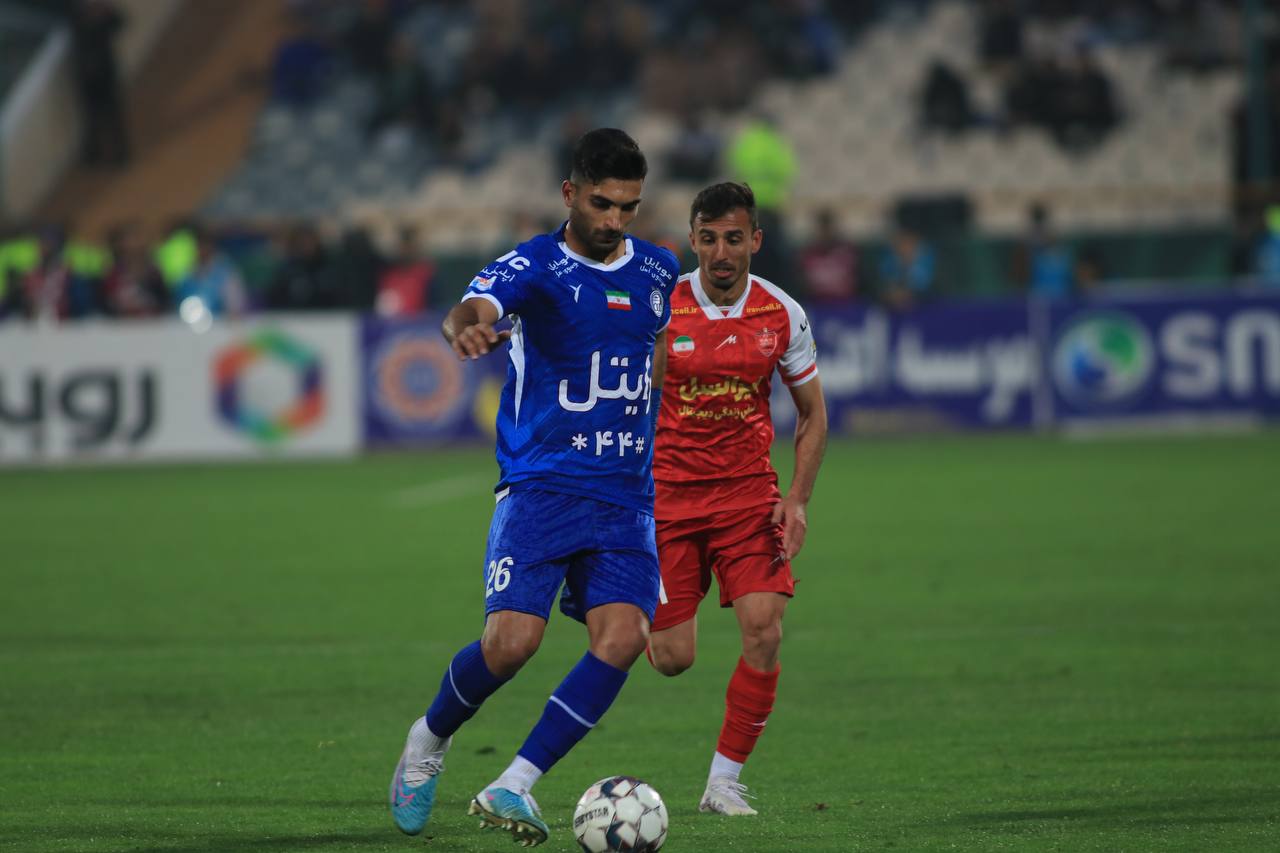 اعتراض پرسپولیسیها در فضای مجازی؛ VAR هم بود، باز هافبک استقلال اخراج نشد!