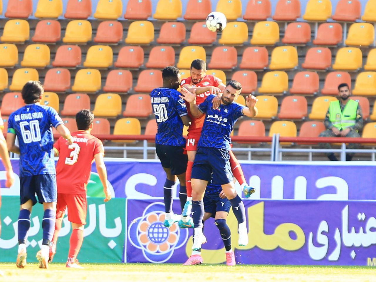 فولاد 0-1 گل گهر؛ فیلسوف یونانی در تعقیب صدر، تیم بی مربی در خانه باخت
