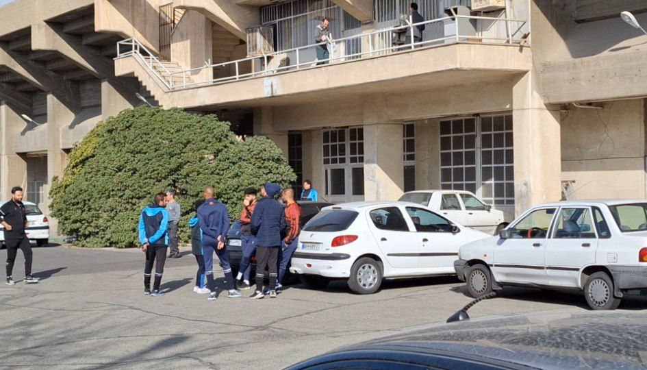ادامه مشکلات عجیب مس رفسنجان؛ تیم را به دلیل بدهی به محل تمرین راه ندادند! + فیلم