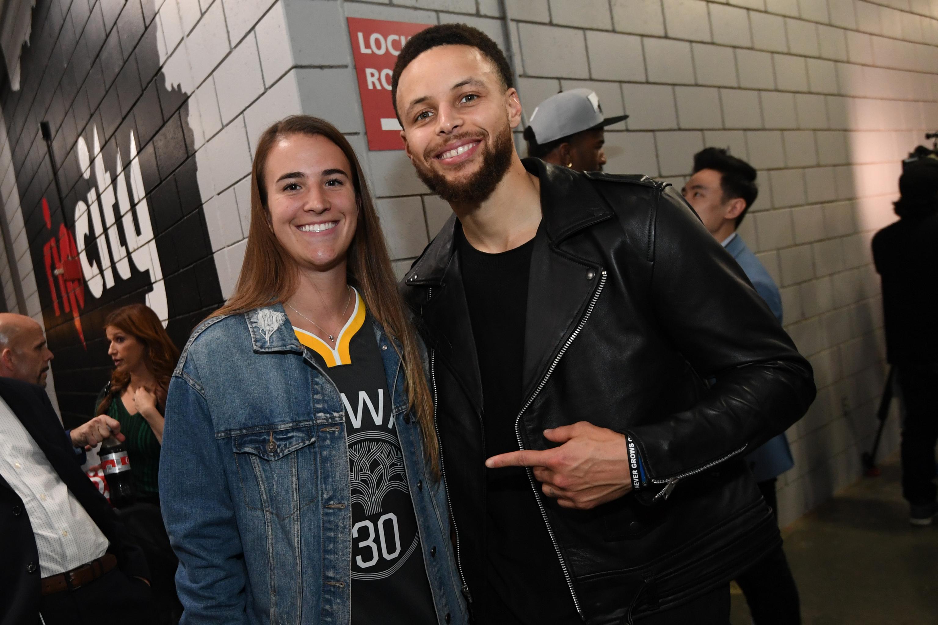 بسکتبال NBA | استفن کری با یک زن رقابت می کند!