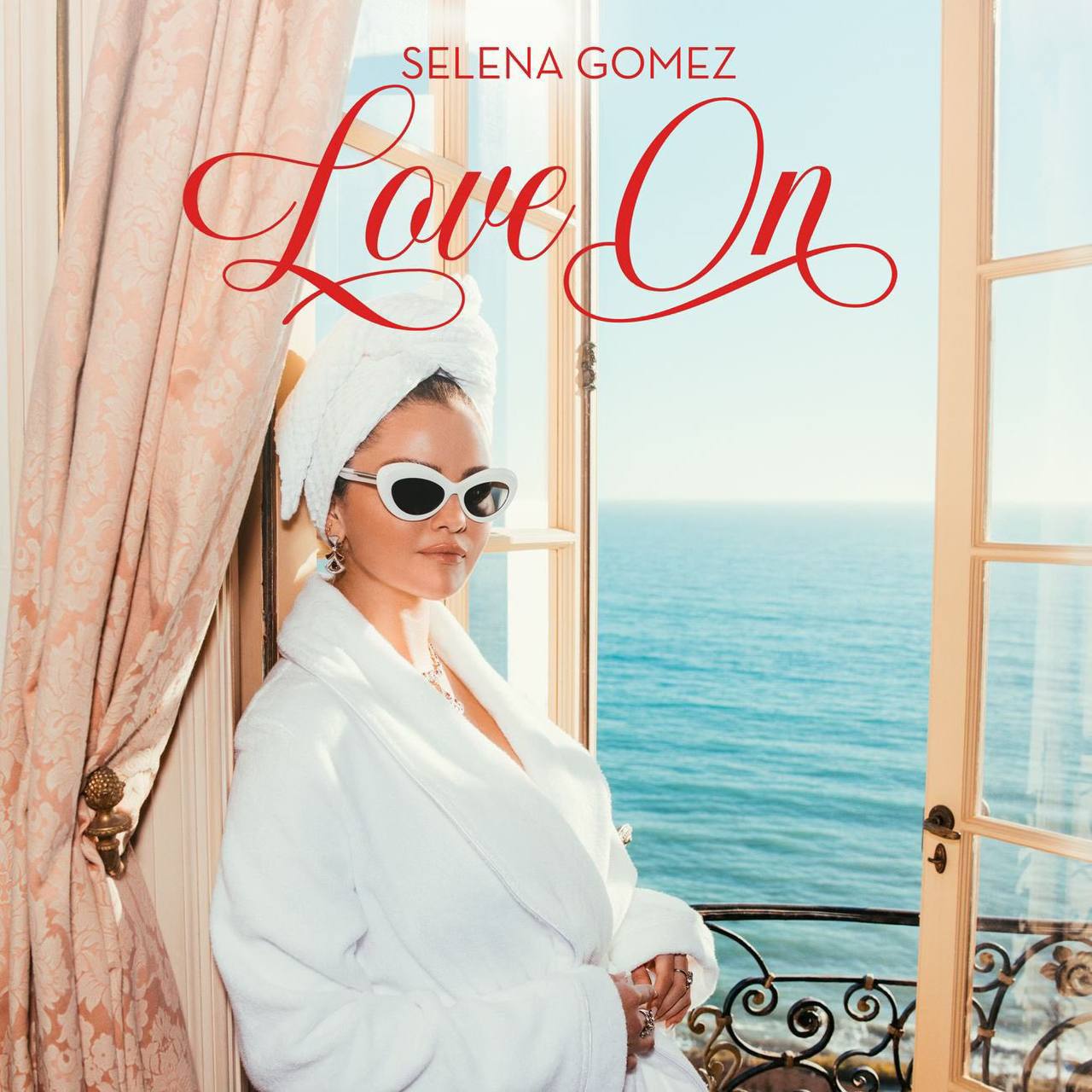 دانلود آهنگ Love On از Selena Gomez به همراه متن و ترجمه