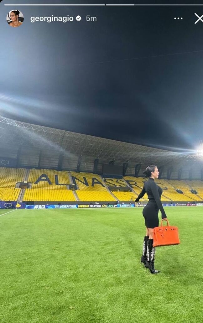 پس از پیروزی النصر مقابل الفیحا در لیگ قهرمانان آسیا، جورجیا رودریگس نامزد کریس رونالدو وارد چمن استادیوم شد