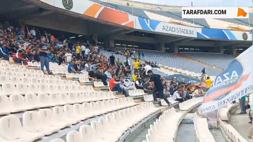 حضور هواداران شمس آذر در ورزشگاه آزادی در جریان بازی با استقلال / فیلم