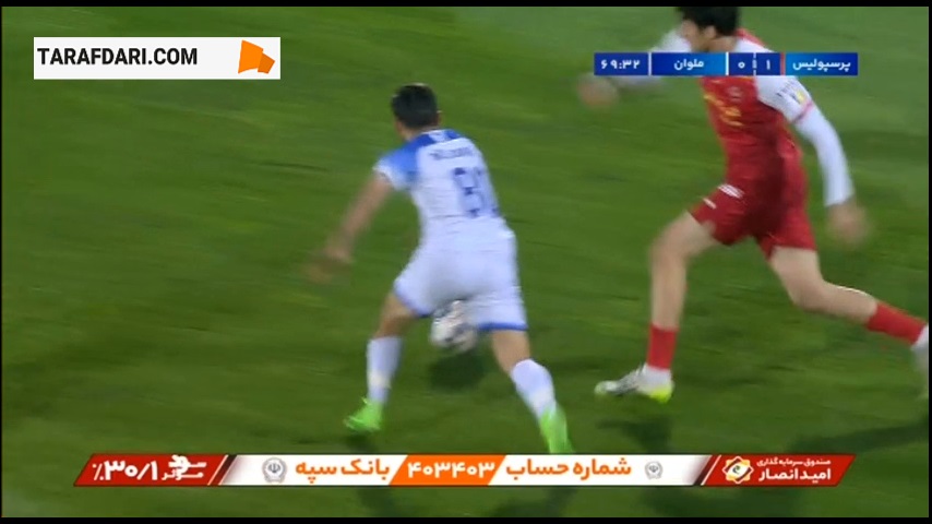 صحنه مورد اعتراض بازیکنان و کادر فنی ملوان پس از سرنگونی محمد عمری پشت محوطه جریمه پرسپولیس (پرسپولیس 1-0 ملوان)