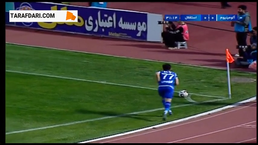 برخورد ضربه سر ایمان سلیمی به تیر دروازه آلومینیوم  (آلومینیوم اراک 0-0 استقلال)