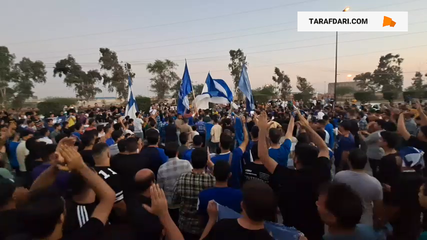 تشویق هواداران استقلال خوزستان توسط هواداران استقلال تهران