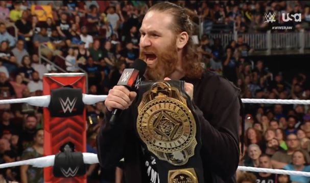 سمی زین، ستاره کشتی کج و WWE به همراه کمربند بین قارهای در شوی ماندی نایت راو