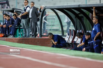 پرسپولیس هر سال استقلال رو نابود میکنه ، بعد به واسطه این کارش میان تیمشو نابود میکنن