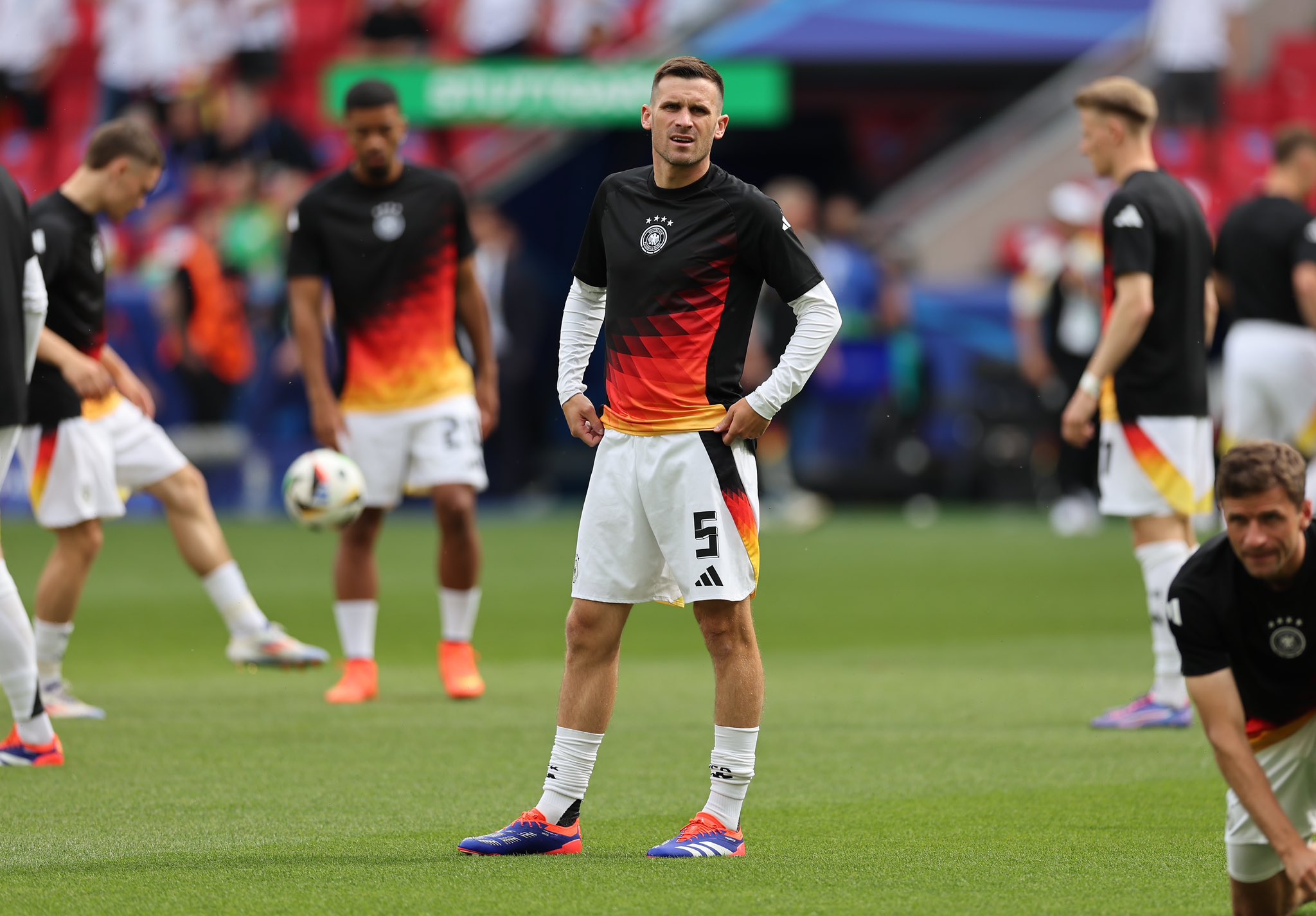پاسکال گروس در تمرین تیم ملی آلمان. توماس مولر هم در تصویر دیده میشود.