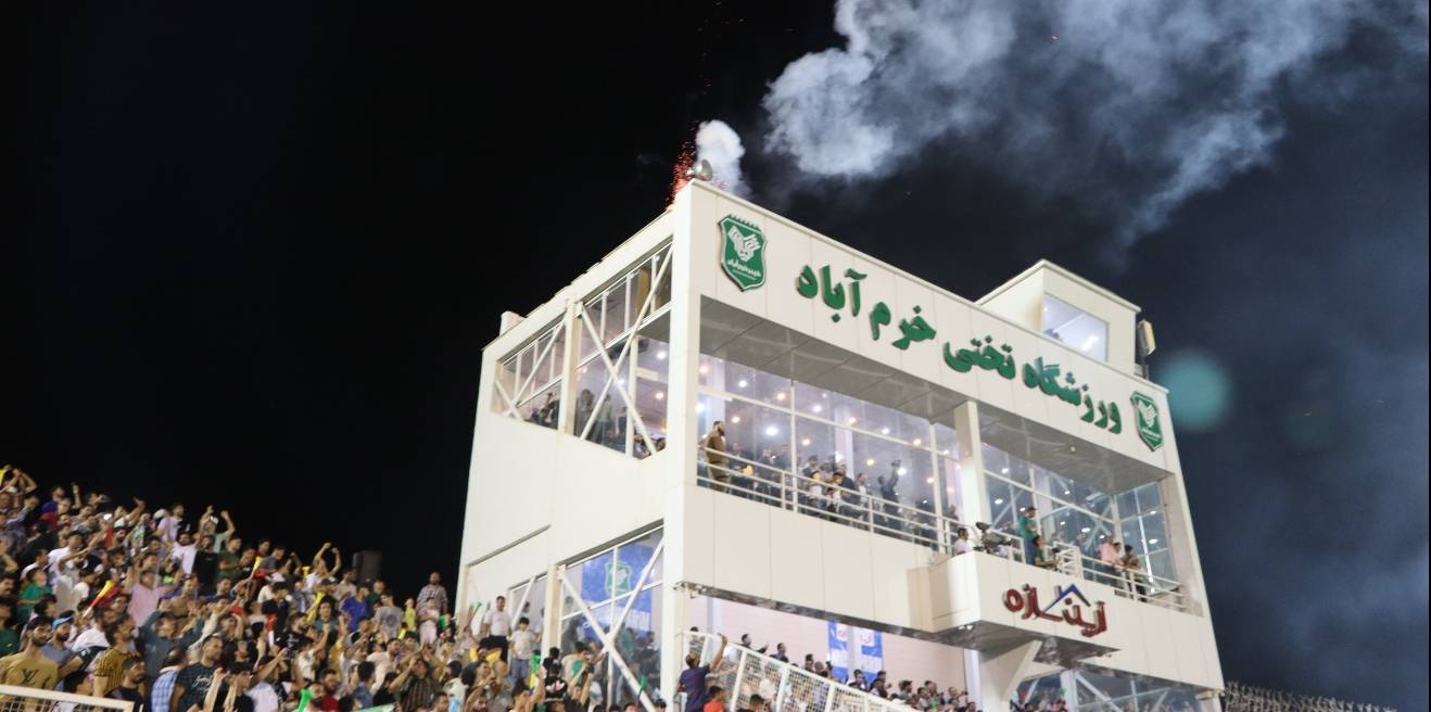 هواداران تیم خیبر در استادیوم