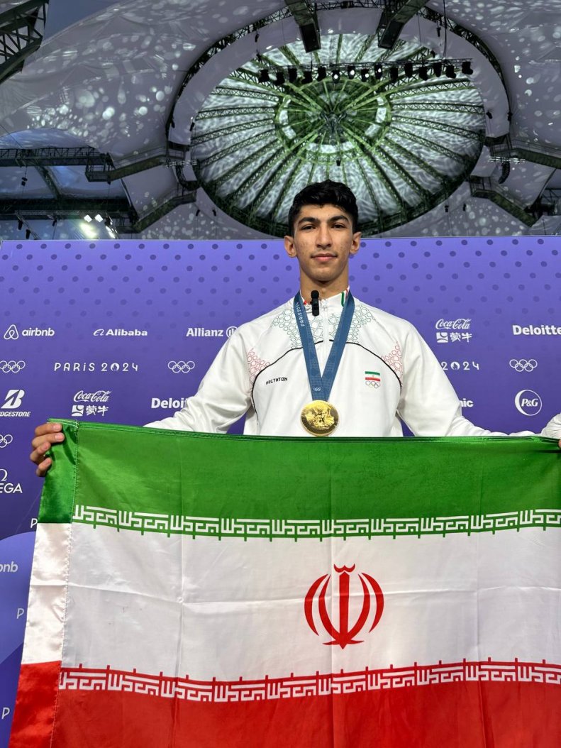 آرین سلیمی با پرچم ایران