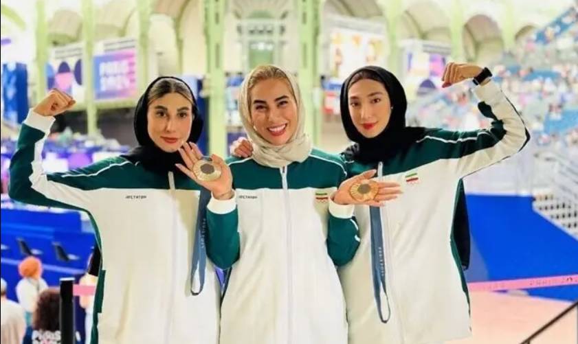 مهروز ساعی در کنار مبینا نعمتزاده و ناهید کیانی