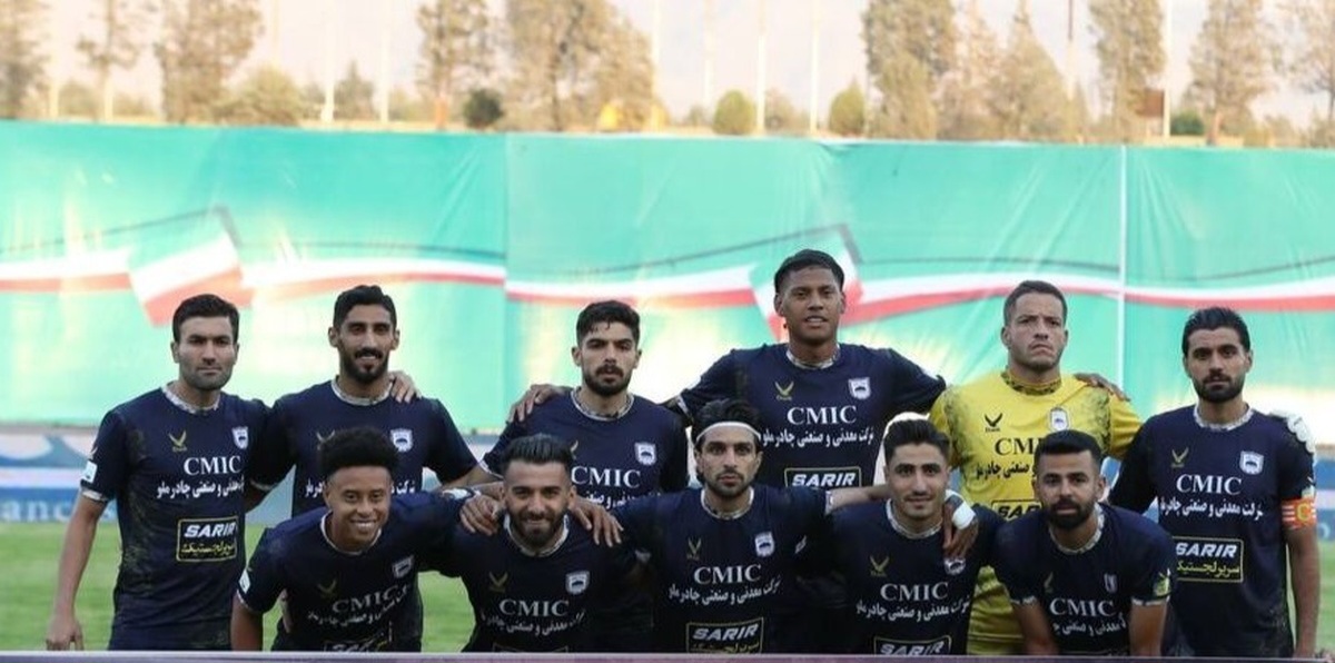 عکس تیمی از بازیکنان چادرملوی اردکان