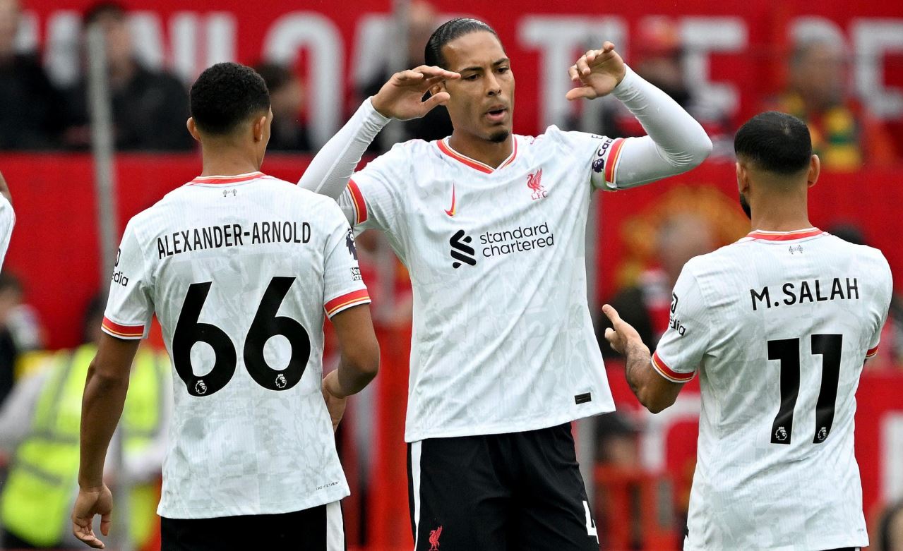 ویرجیل فن دایک، محمد صلاح و ترنت الکساندر آرنولد در بازی لیورپول و منچستریونایتد
