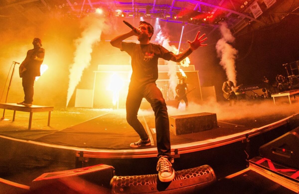 دانلود آهنگ Mr. Highway's Thinking About The End از A Day To Remember با متن و ترجمه