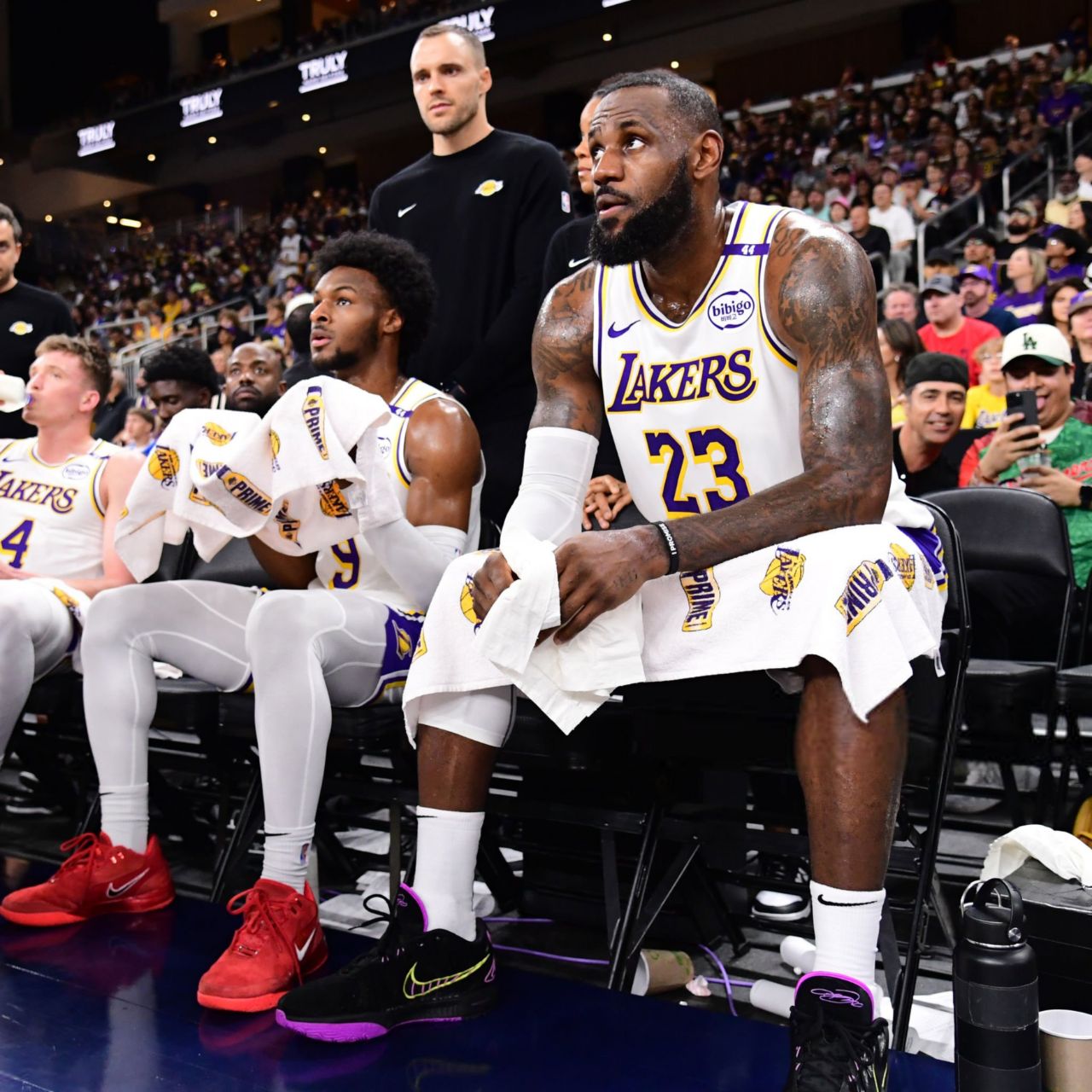 لبران جیمز و پسرش برانی جیمز - بسکتبال NBA - لس آنجلس لیکرز