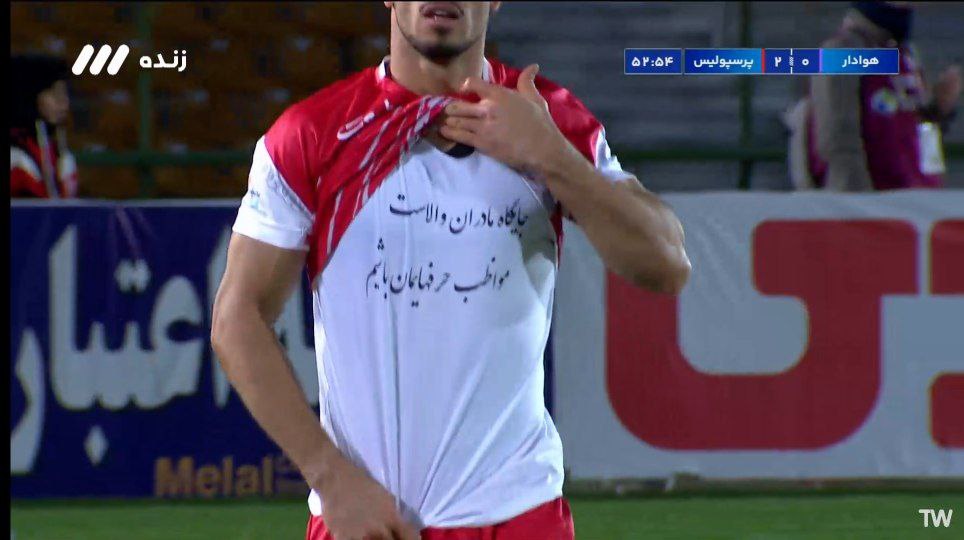 عکس از علی علیپور پس از گلزنی به هوادار
