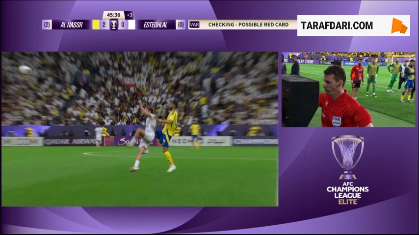 دلداری کریستیانو رونالدو به مهران احمدی پس از دریافت کارت زرد دوم و اخراج از زمین (النصر 2-0 استقلال)