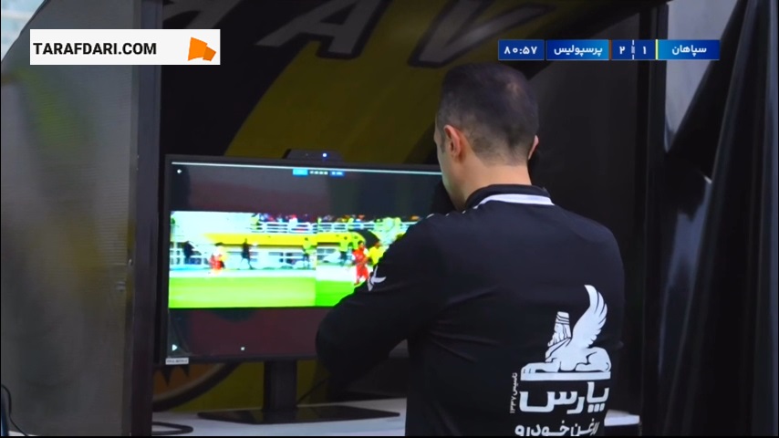 کارت قرمز برای امید عالیشاه به دلیل انجام خطای خشن بر روی بازیکن سپاهان (سپاهان - پرسپولیس)