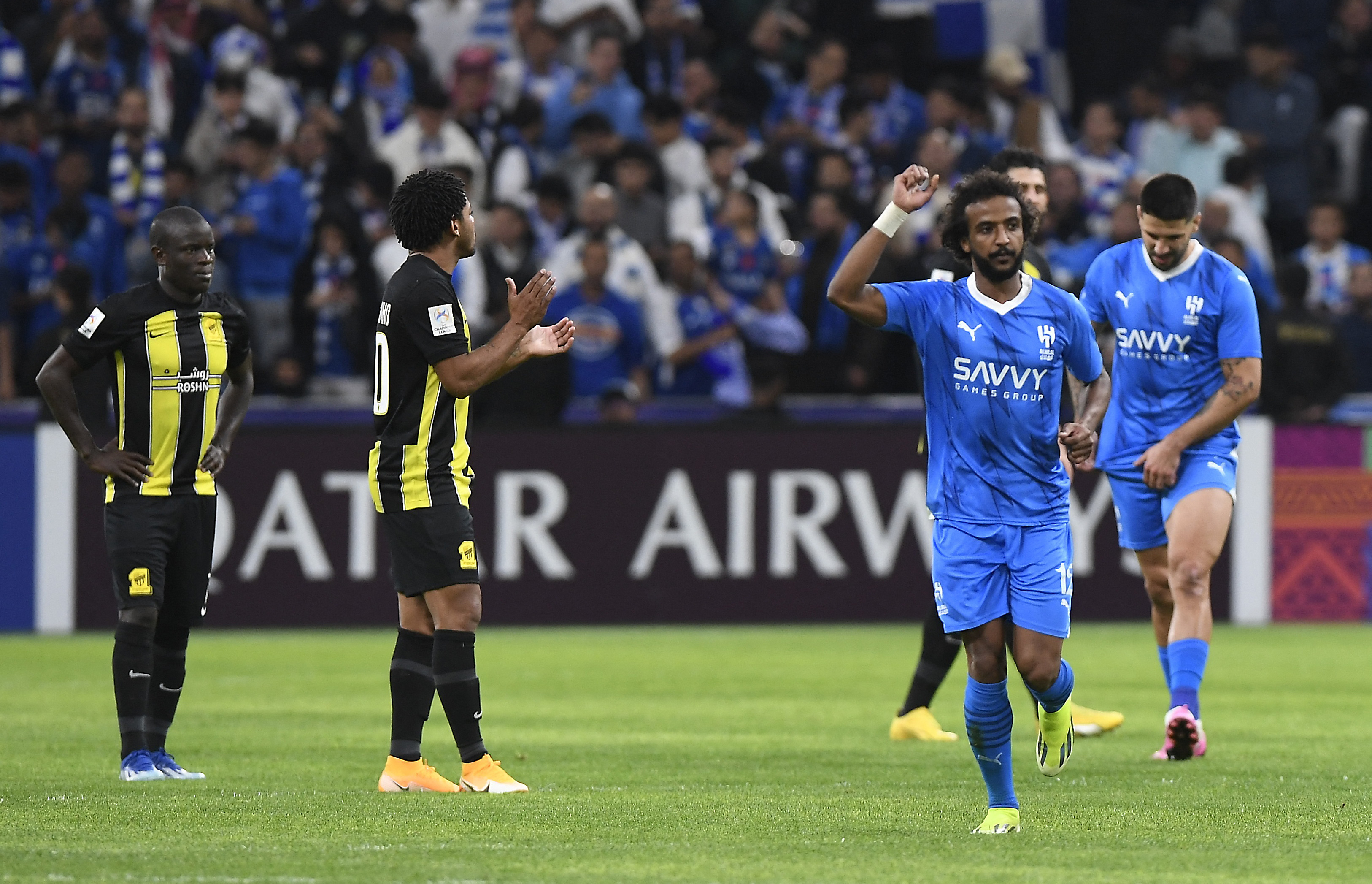 طرح جذاب هواداران الاتحاد برای بازی الهلال با استفاده از متن آهنگ کندریک لامار / عکس