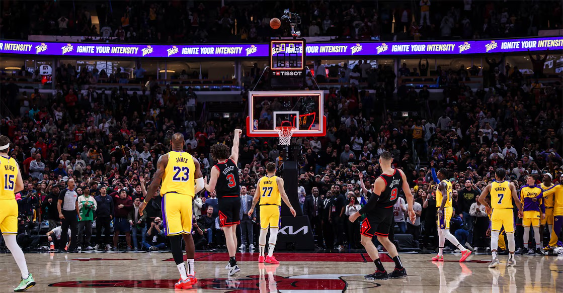 جاش گیدی - لبرون جیمز - آستین ریوز - کامبک-تاریخی - بسکتبال - NBA-2025 - معجزه-بسکتبال - شوت-نیمهزمین - بیزر بیتر