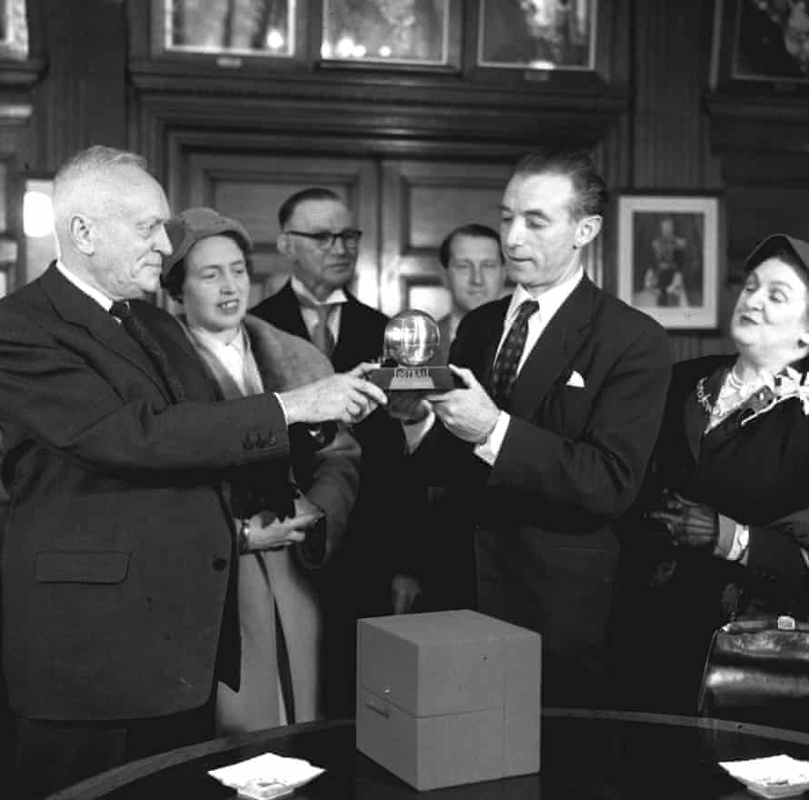 اهدای اولین توپ طلاتوسط مبدع توپ طلا گابریل هانوت به سر استنلی ماتیوس 1956