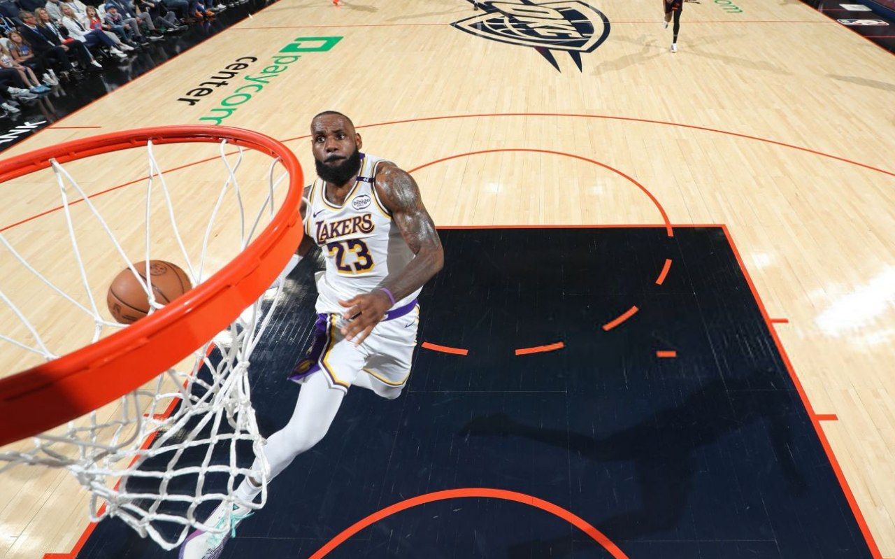 بسکتبال NBA - لبران جیمز ستاره لس آنجلس لیکرز مقابل اوکلاهماسیتی تاندر