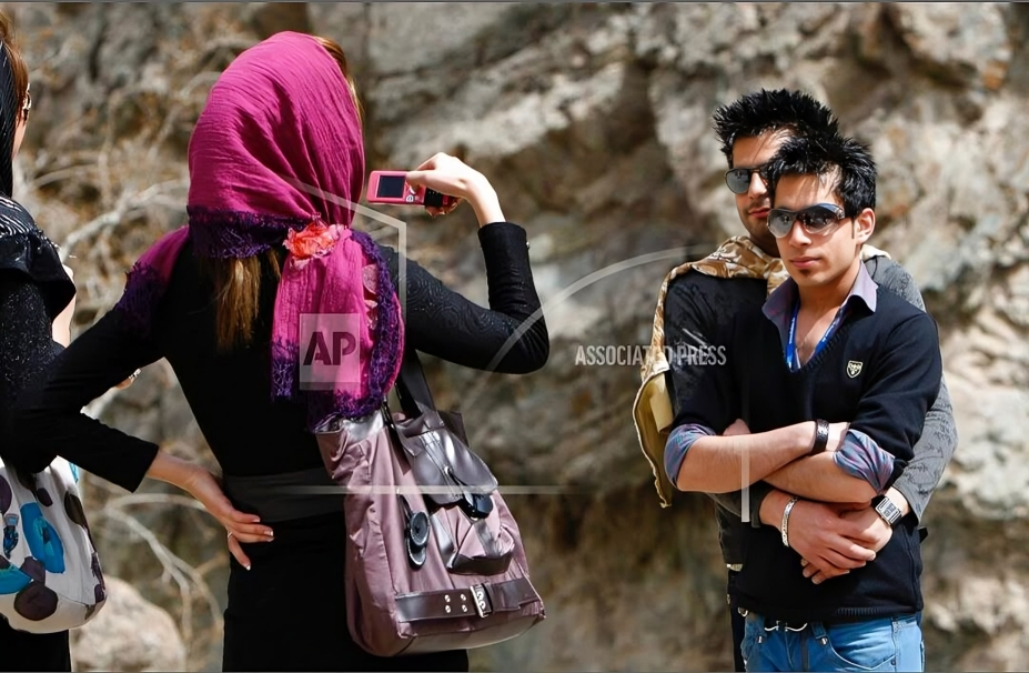 جوانان دهه شصتی این شکلی در دربند تهران عکس میگرفتند(!) - بهار۱۳۸۸ . عکس از حسن سربخشیان.