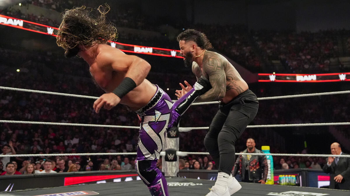 بران بریکر ستاره کشتی کج و WWE بازی ست رولینز و جی اوسو را تماشا میکند.