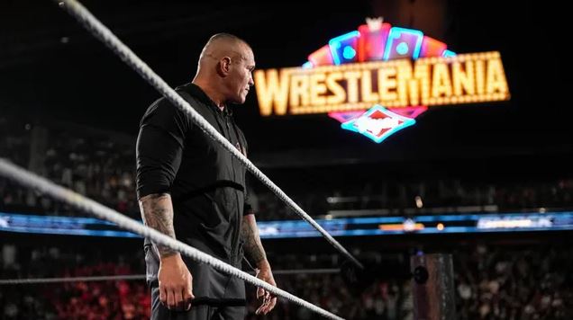 ستاره کشتی کج و WWE در کنار لوگوی رسلمنیا