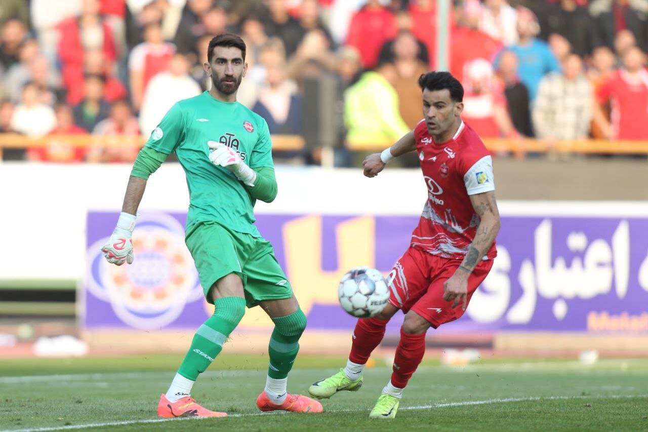 عکس از علیرضا بیرانوند دروازهبان تراکتور در بازی مقابل پرسپولیس