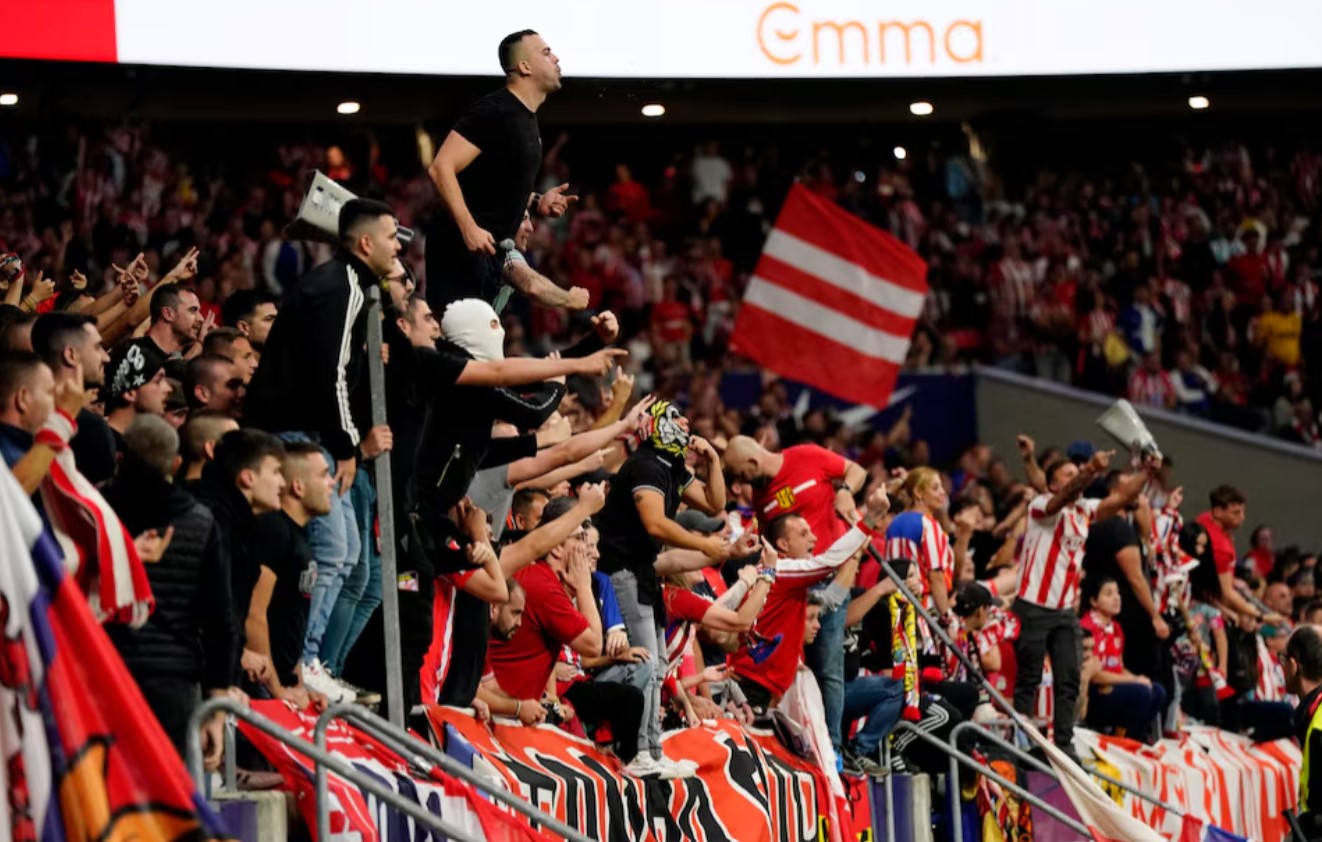 هواداران اتلتیکو مادرید در حال تشویق تیمشان در استادیوم مترو پولیتانو