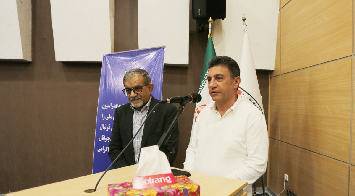 امیر قلعه نویی سرمربی تیم ملی فوتبال ایران در مراسم بدرقه تیم ملی نوجوانان در حال صحبت