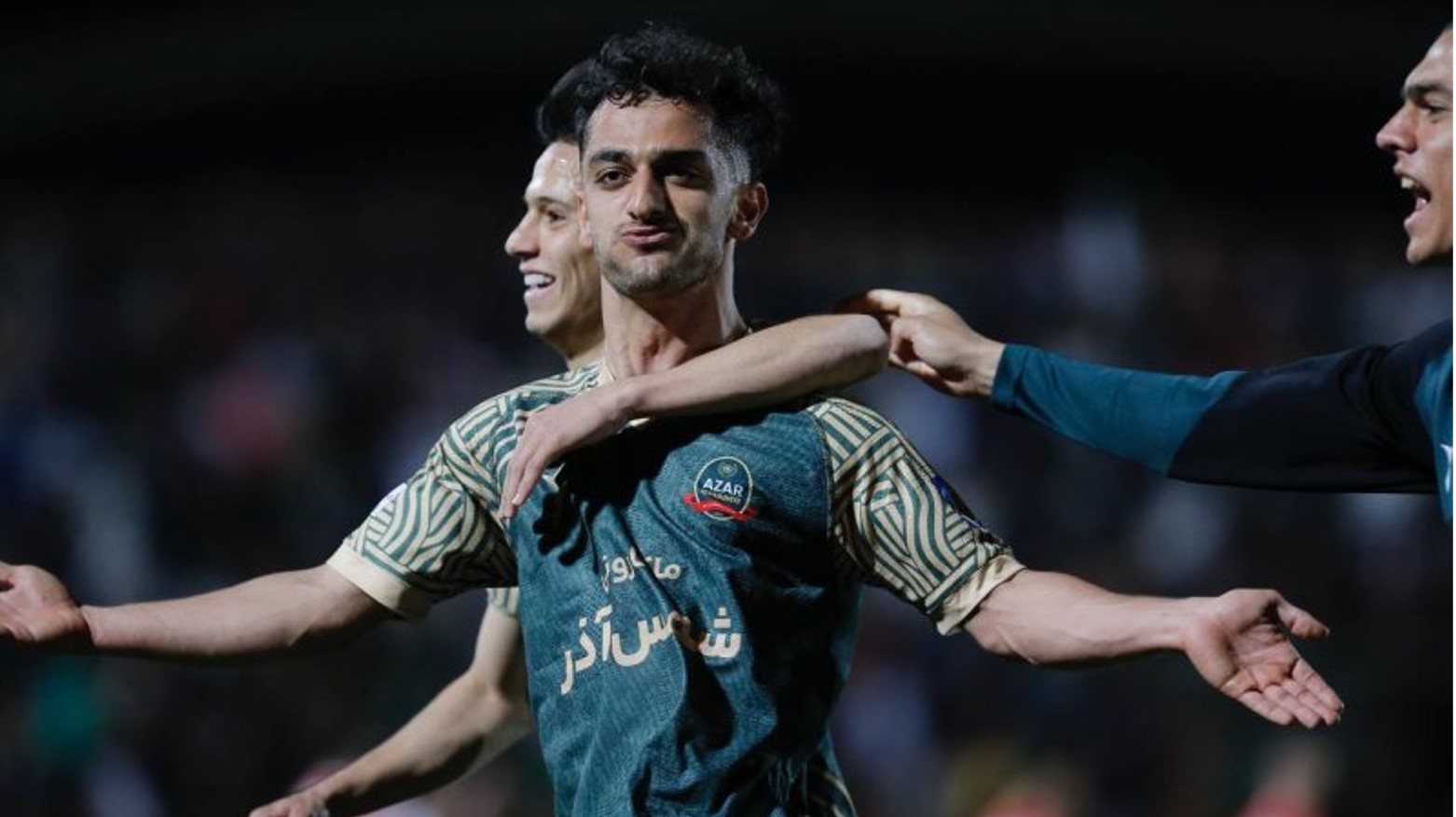 مجتبی فخریان مهاجم شمس آذر در حال شادی گل پس از گلزنی برابر پرسپولیس