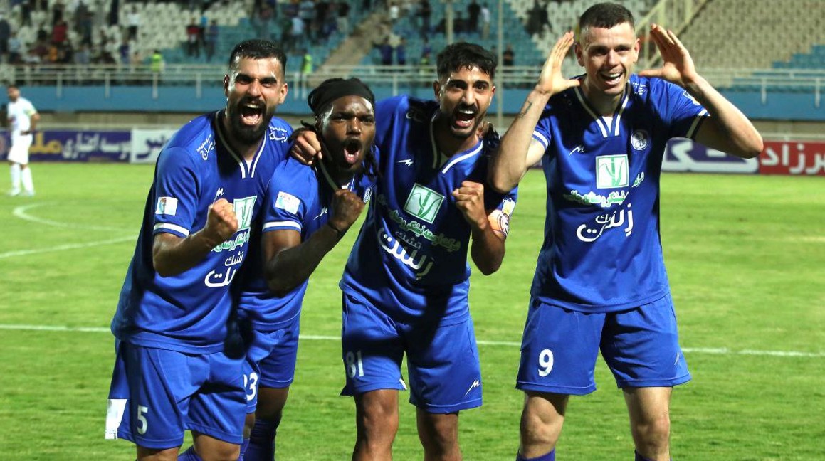 کاینا نونس و تیوی بیفوما مهاجمان استقلال خوزستان در شادی گل بعد در بازی با هوادار