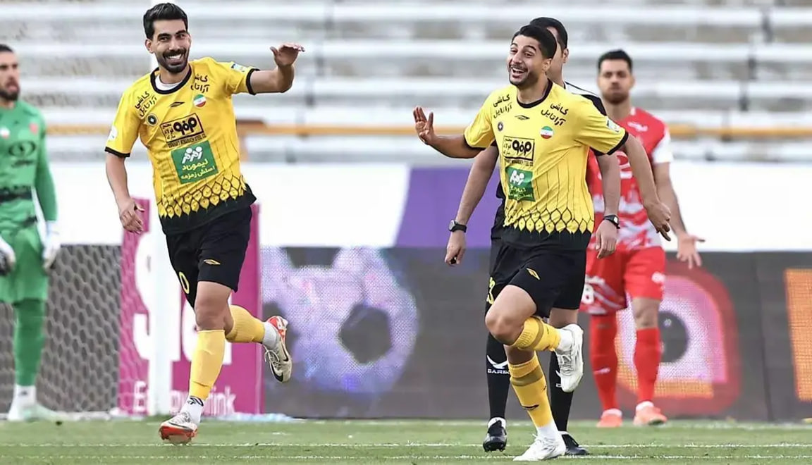 رضا شکاری و محمدمهدی محبی - مهاجمهای تیم سپاهان - در بازی برابر پرسپولیس - شادی گل
