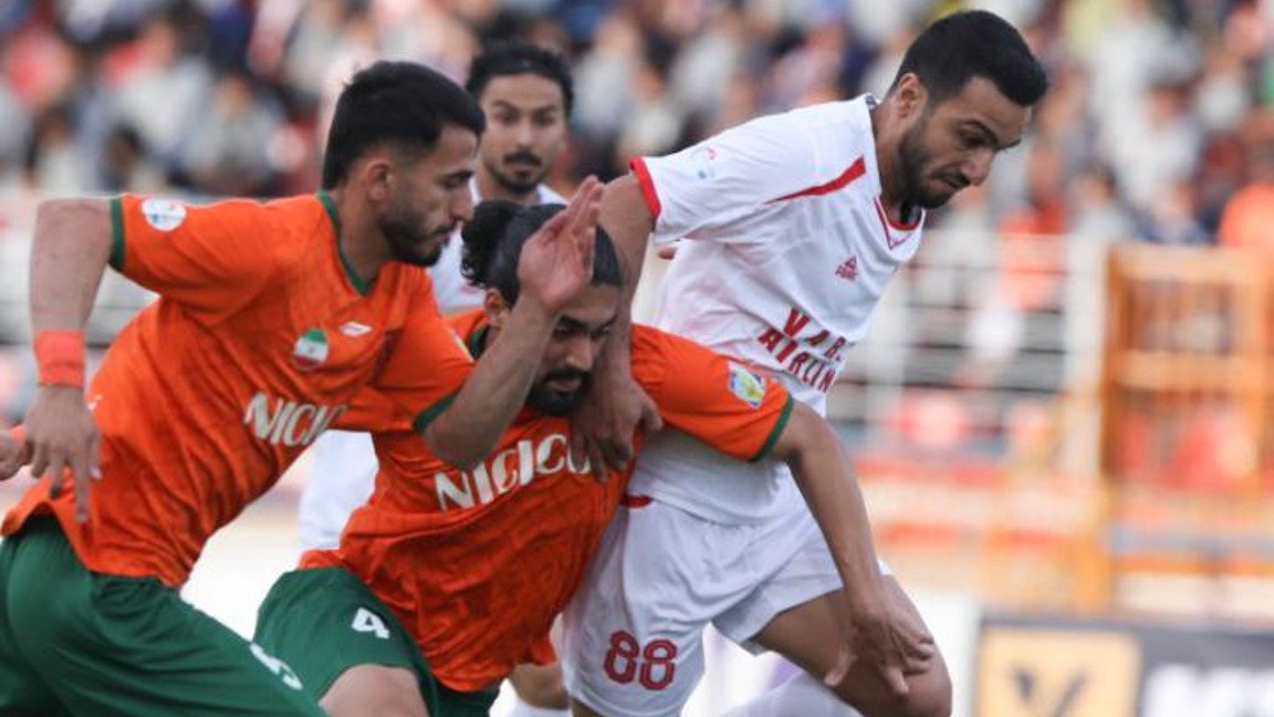 سیامک نعمتی بازیکن نساجی در حال فرار در کنار مدافعان مس رفسنجان، امیرمهدی جانملکی